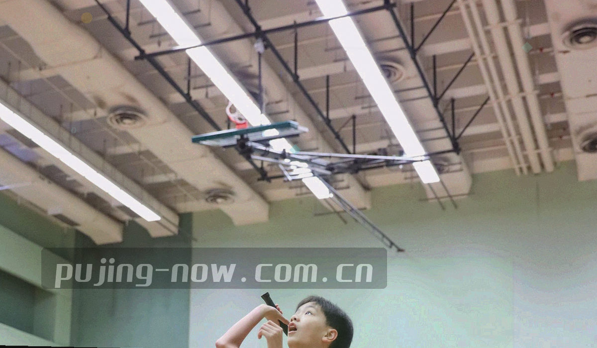 云南昆明夜色中的城市轮廓与横向光带