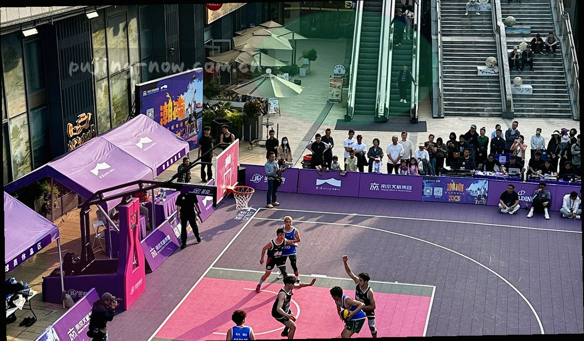 云南昆明夜间城市轮廓与光点轨迹的抽象插画